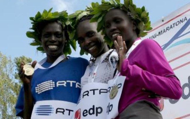 Rita Jeptoo (ao centro) foi pega no antidoping graças a um controle feito de surpresa pela Wada