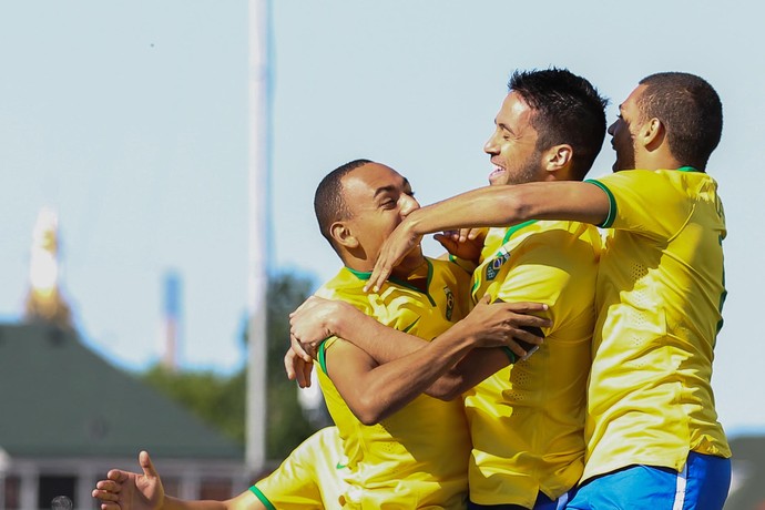 Gol Luan Peru x Brasil Pan futebol (Foto: Estadão Conteúdo)