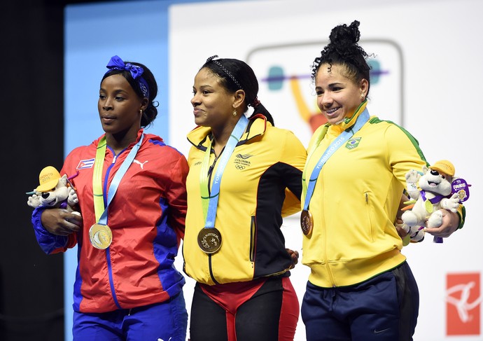 Ao lado da campeã Isabel Tigrero e Maria Rodriguez, Bruna Piloto posa com a medalha de bronze (Foto: John David Mercer-USA TODAY)