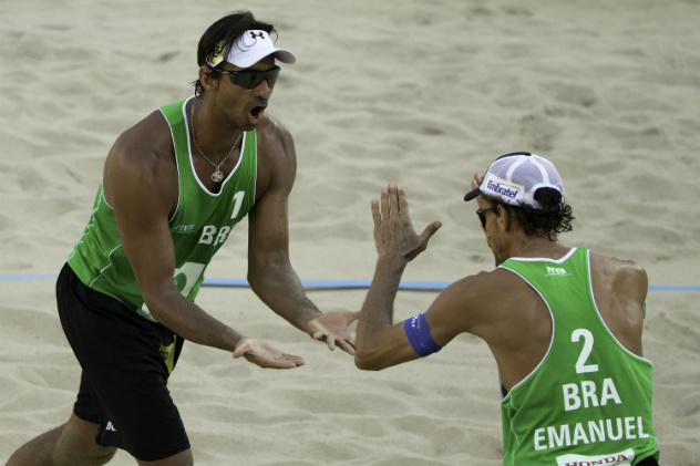 Foto: FIVB#Ricardo (E) e Emanuel comemoram a terceira vitória em três jogos no Mundial