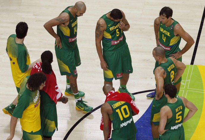 brasil x servia basquete (Foto: EFE)