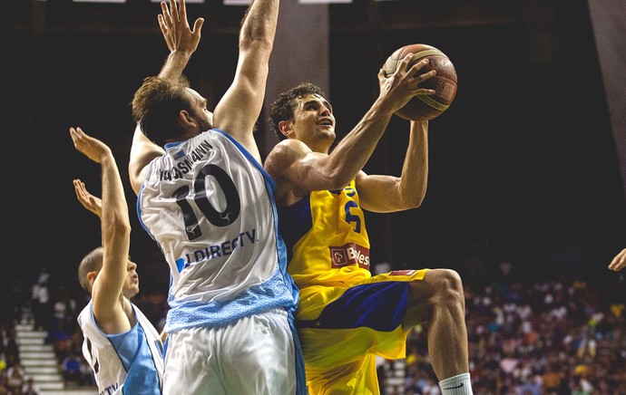Raulzinho Neto, Brasil e Uruguai - sul-americano de Basquete (Foto: Samuel Velez / FIBA)
