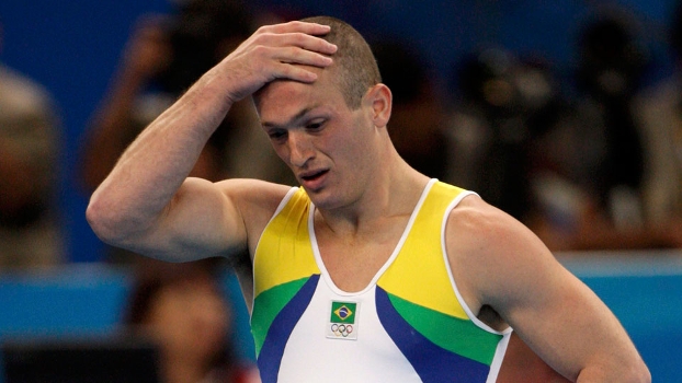 Ginasta Diego Hypólito se lamenta após cair na apresentação no solo na Olimpíada de 2012