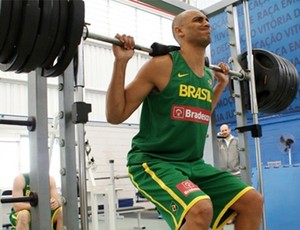 Jefferson Treino Academia Seleção Brasileira Basquete (Foto: Reprodução/CBB)